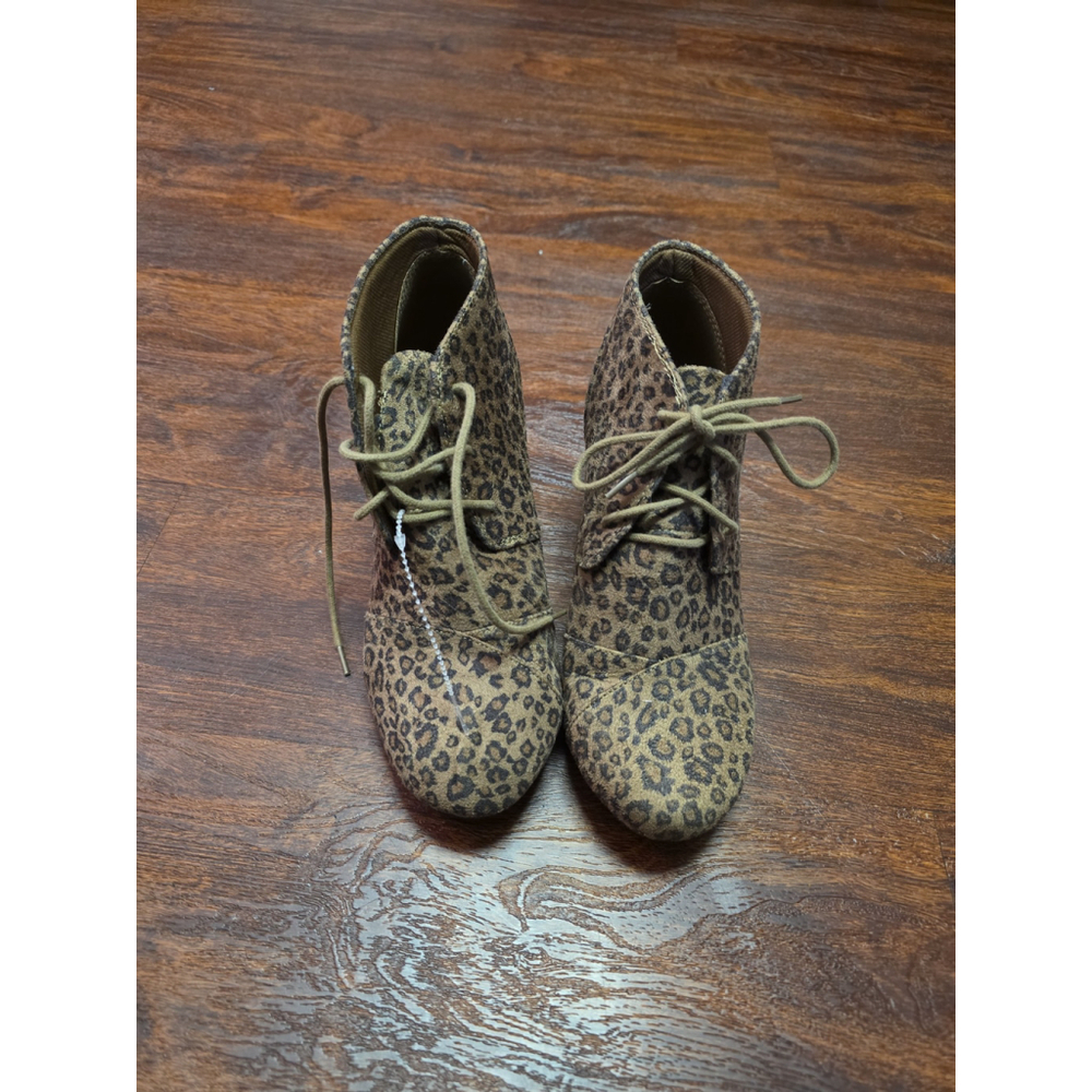 Cityclassified leopard boots booties size 9 NWOT